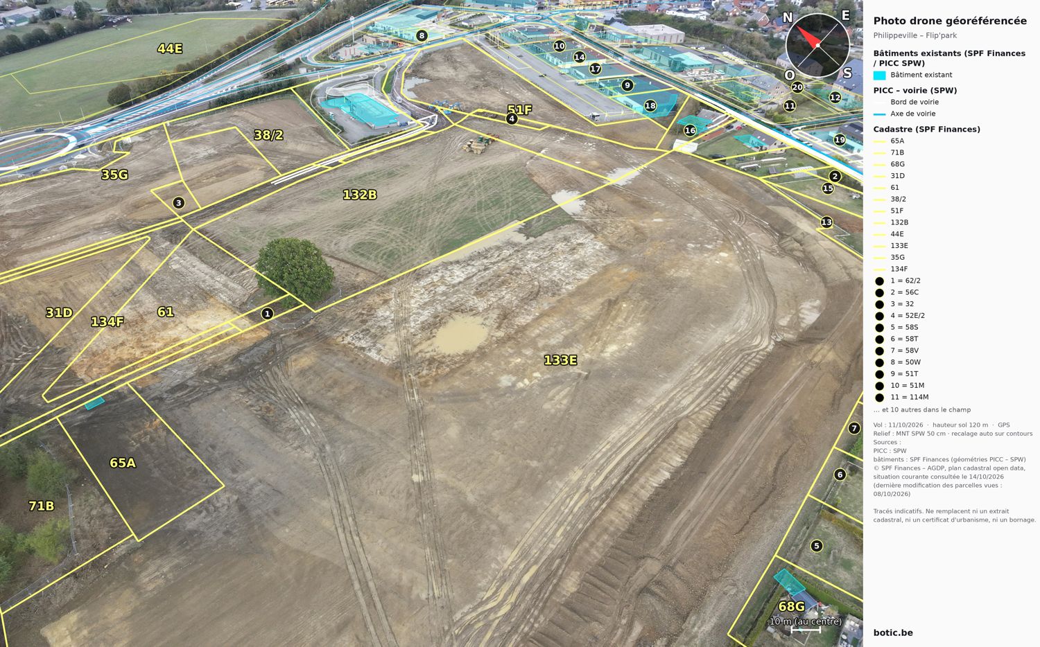 Vue aérienne oblique avec les parcelles, les bâtiments existants et la voirie tracés sur la photo, et une légende numérotée.