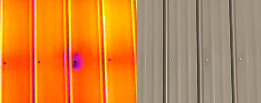 Bardage métallique nervuré montré en deux moitiés : à gauche l'image infrarouge en orange et magenta faisant ressortir les nervures et les fixations, à droite la même paroi en gris dans le visible.